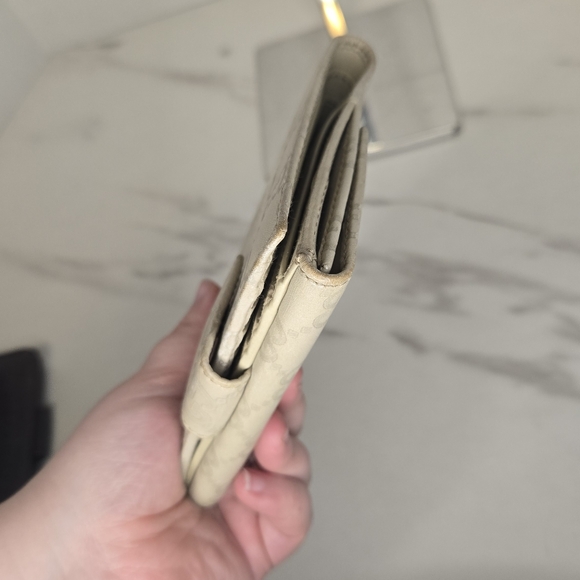 Gucci GG Guccisima Monogram Off White Leather Compact Wallet - Picture 7 of 12